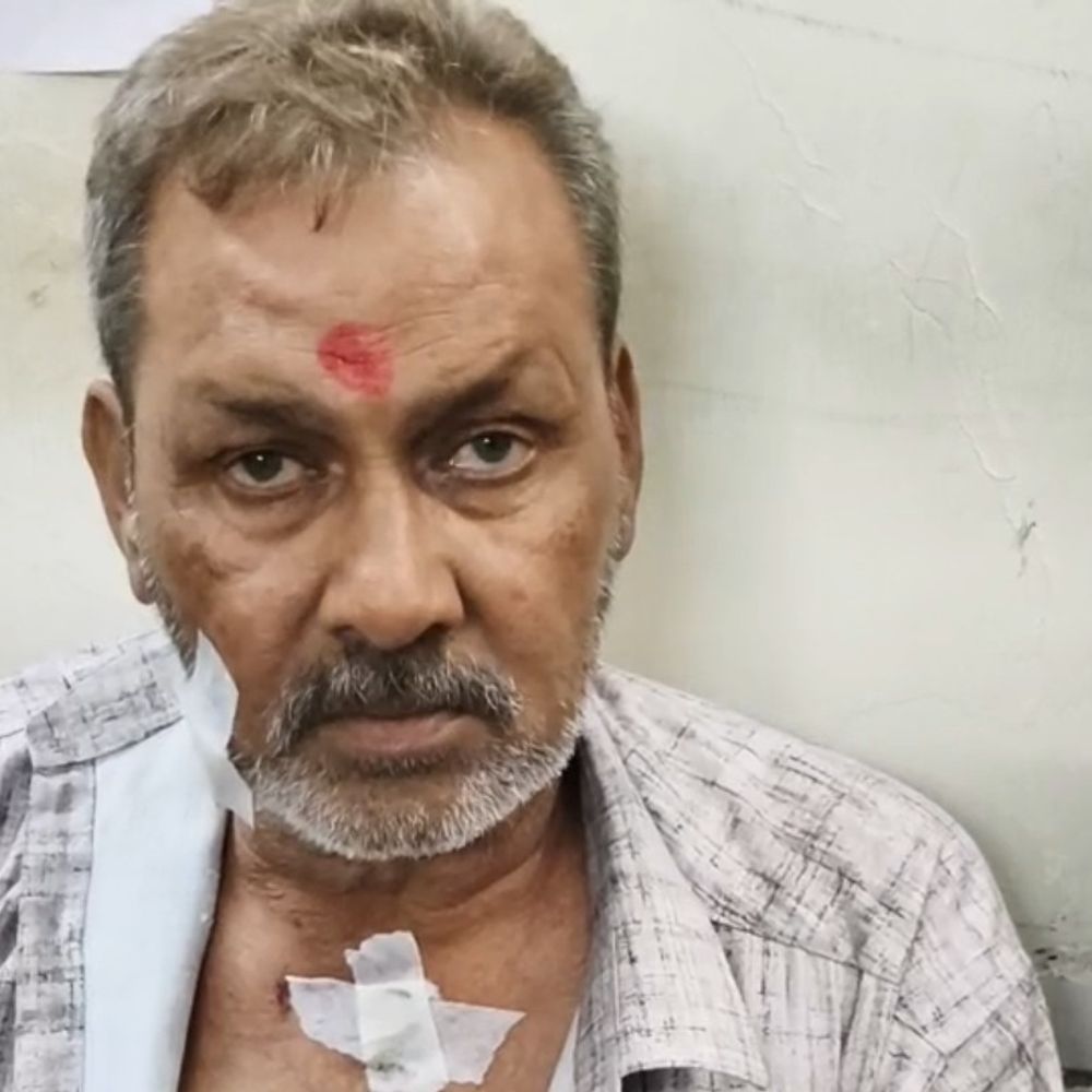 
                 देवास में वसूली करने पहुंचे निगम अधिकारी से मारपीट, VIDEO:कपड़े फाड़े, चेहरे पर आई चोट; 5 साल का कर बकाया, दोनों पक्षों ने लगाए आरोप 
            