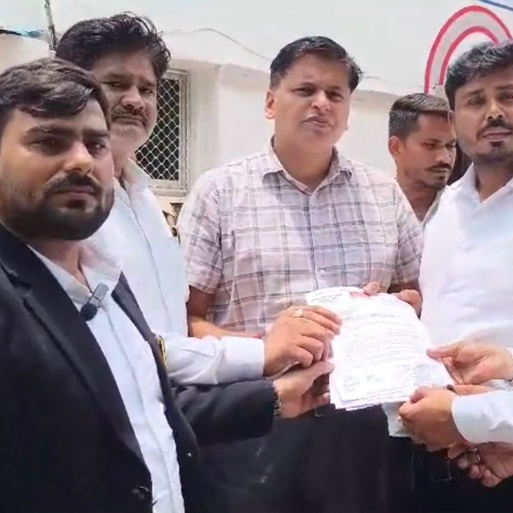 रायबरेली में अधिवक्ताओं ने किया प्रदर्शन:दिल्ली में छात्रों पर लाठीचार्ज का विरोध जताया, बोले- जलियांवाला बाग में भी निहत्थों को मारा गया था