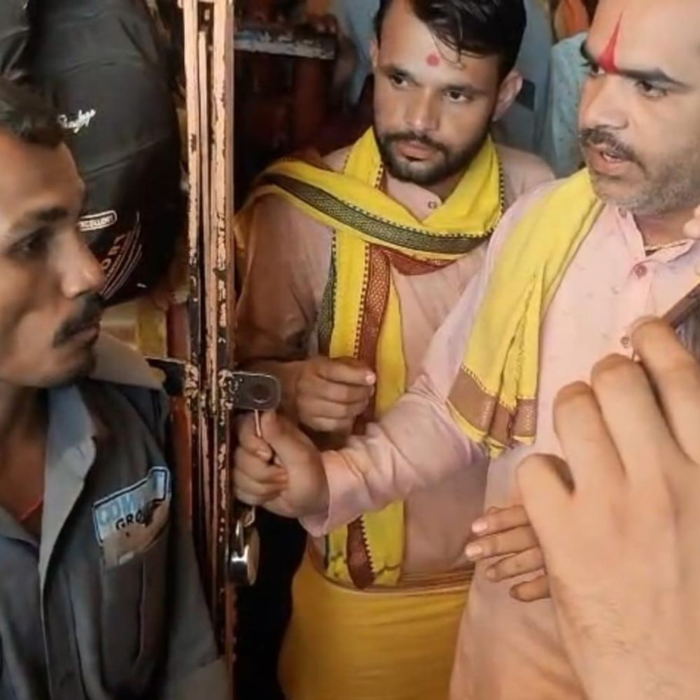 
                 ओंकारेश्वर ज्योतिर्लिंग परिसर में पंडितों के प्रवेश पर रोक:सुरक्षाकर्मियों ने नहीं घुसने दिया अंदर, कलेक्टर से लगाई गुहार 
            