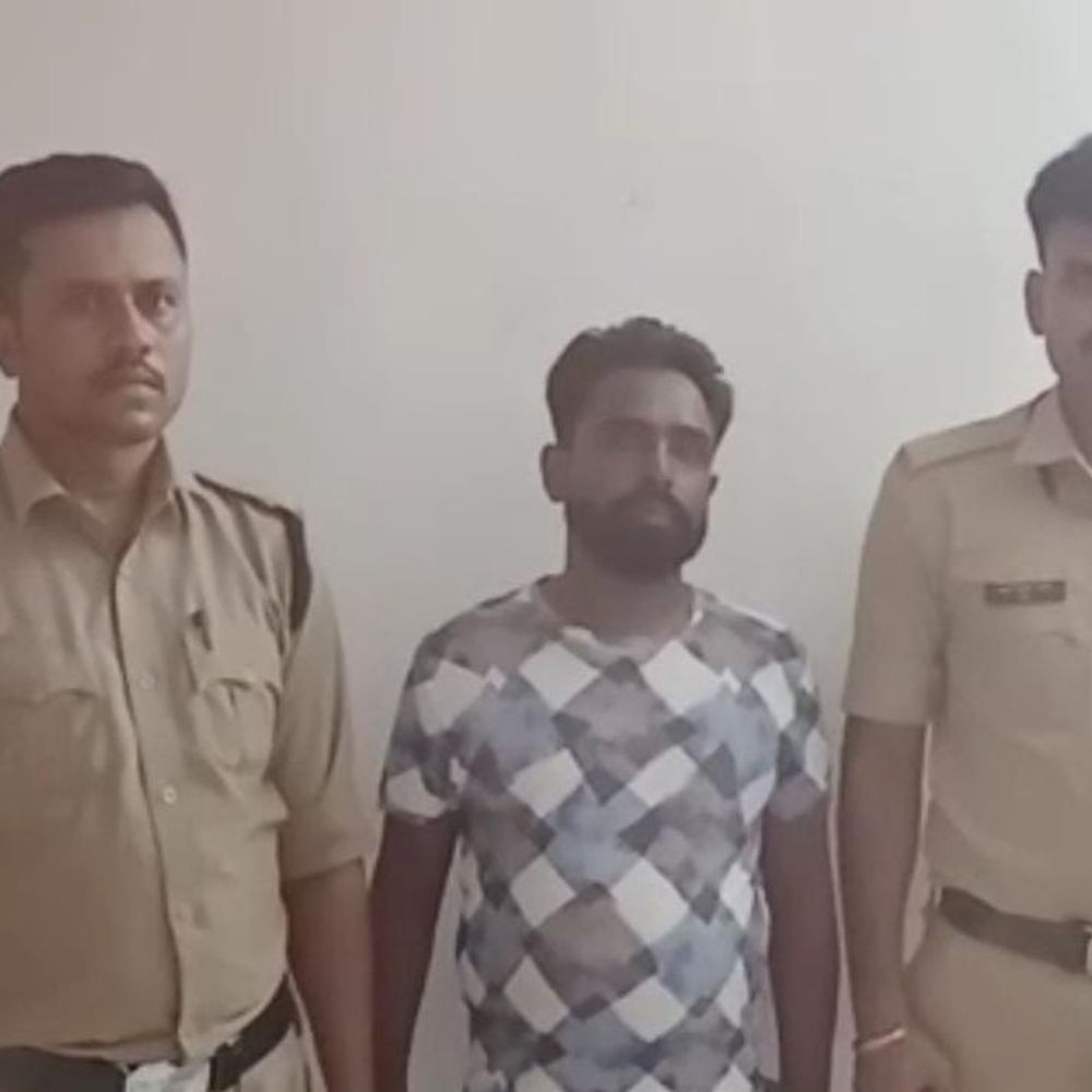 
                 रीवा से नशीली टैबलेट ला रहे युवक गिरफ्तार:792 टैबलेट और बाइक जब्त; एनडीपीएस एक्ट में केस 
            