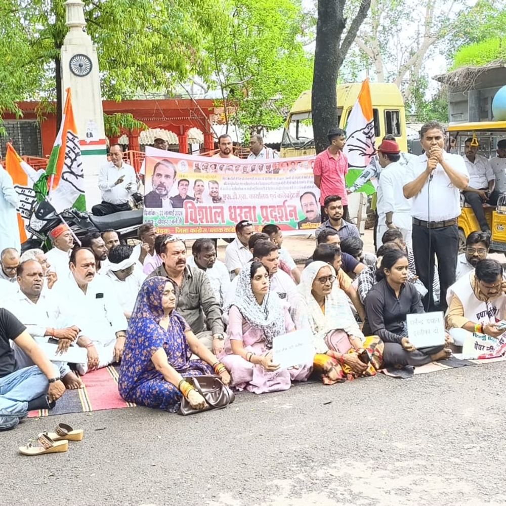 
                 दिल्ली में छात्रों पर लाठीचार्ज, मैहर में कांग्रेस का प्रदर्शन:पुलिस बैरिकेड तोड़कर आंगे बढ़े कार्यकर्ता, SDM को सौंपा ज्ञापन 
            