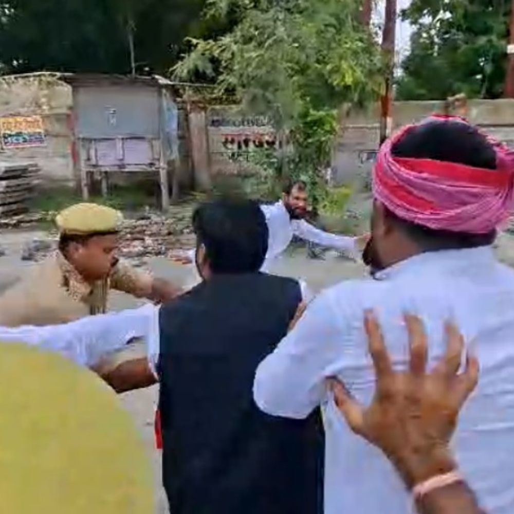 मऊ कलेक्ट्रेट में सपा का प्रदर्शन:केंद्र-प्रदेश सरकार के खिलाफ राष्ट्रपति को भेजा सात सूत्रीय ज्ञापन