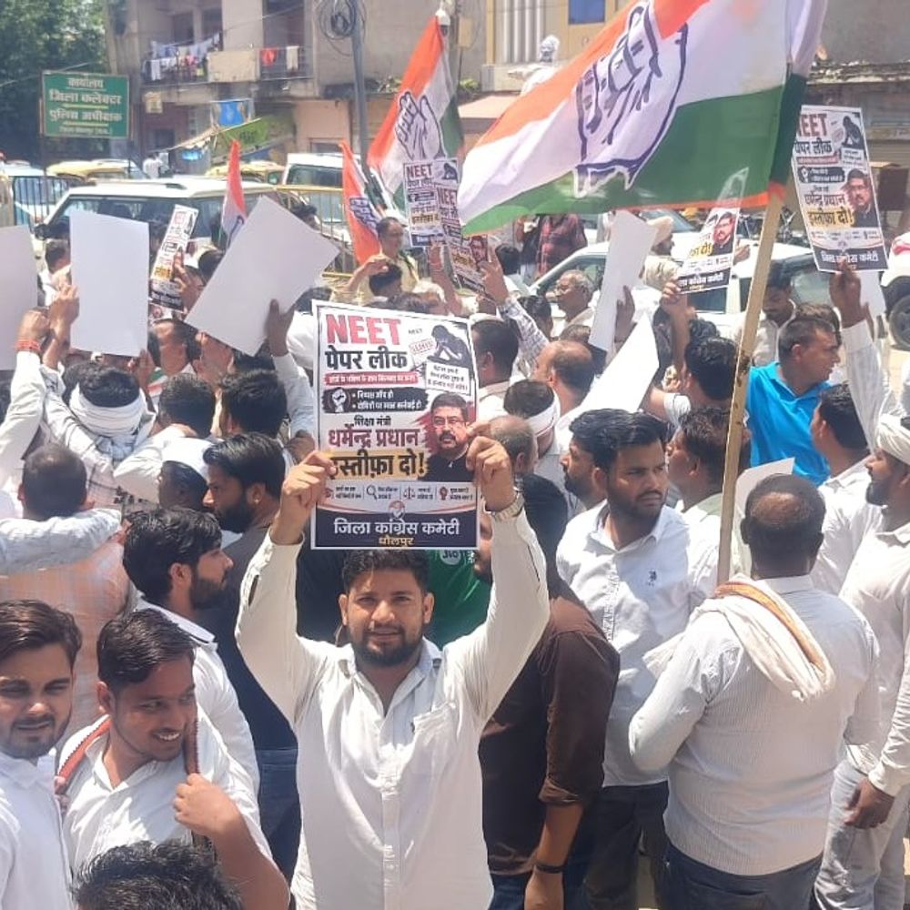 धौलपुर में कांग्रेस का जोरदार प्रदर्शन:छात्रों के समर्थन को लेकर जताया विरोध, राहुल गांधी की गिरफ्तारी के विरोध में गिरफ्तारियां दीं