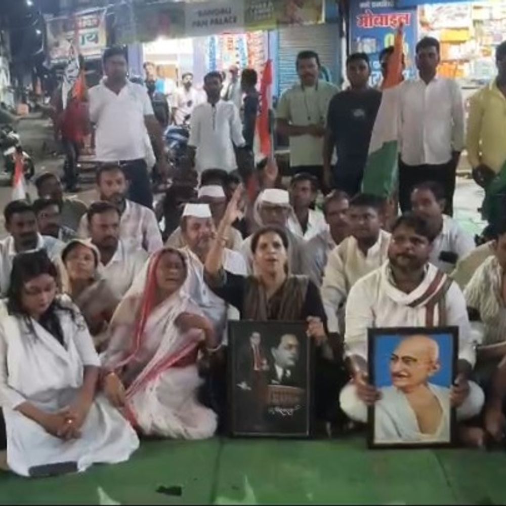 
                 राहुल गांधी की हिरासत के विरोध में कांग्रेस का प्रदर्शन:बारिश के बीच पीएम के पोस्टर जलाए; कांग्रेस कार्यालय से रेलवे स्टेशन चौक तक किया पैदल मार्च 
            