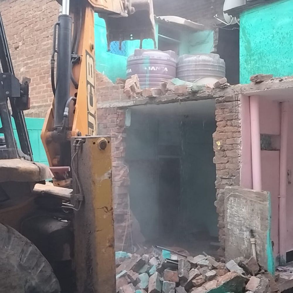 
                 अब दूसरे मकान पर भी चला बुलडोजर:सेक्स रैकेट और ब्लैकमेलिंग आरोपी महिला की एक और अवैध संपत्ति ध्वस्त,नगर पालिका ने बिना अनुमति निर्माण बताया 
            