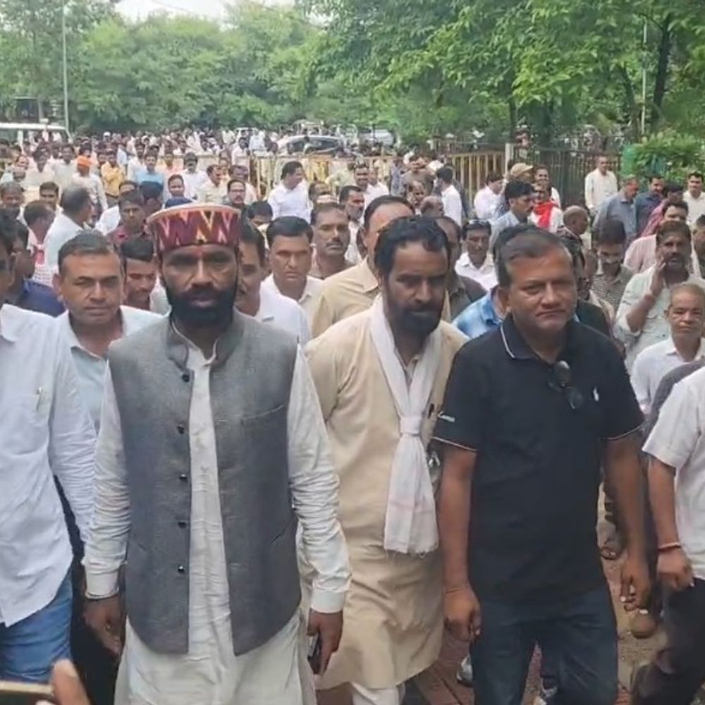 
                 सीएम हेल्पलाइन के दबाव का आरोप, पंचायत कर्मचारियों का प्रदर्शन:विदिशा में घोघरा सचिव की मौत की जांच, सीईओ पर लगाए गंभीर आरोप 
            
