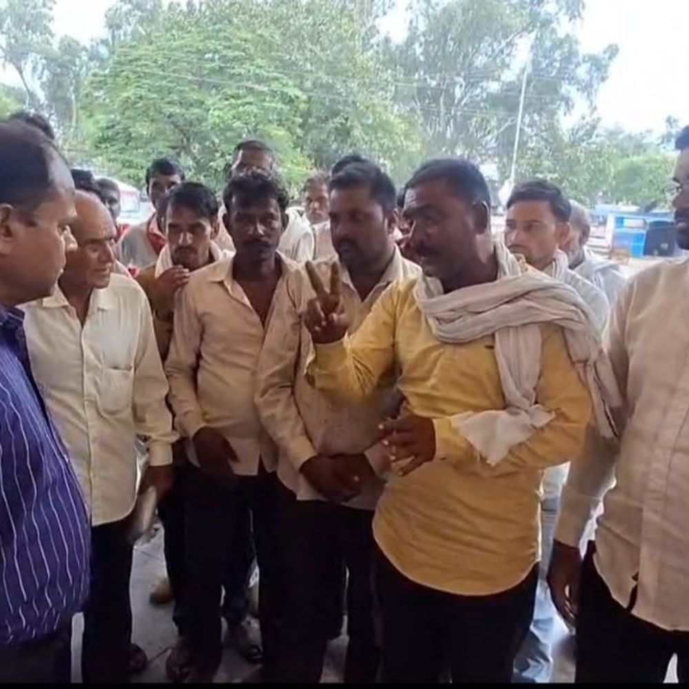
                 स्कूल की जमीन पर कब्जा का आरोप:टीकमगढ़ में ग्रामीणों ने कलेक्टर से की शिकायत, आंदोलन की चेतावनी 
            