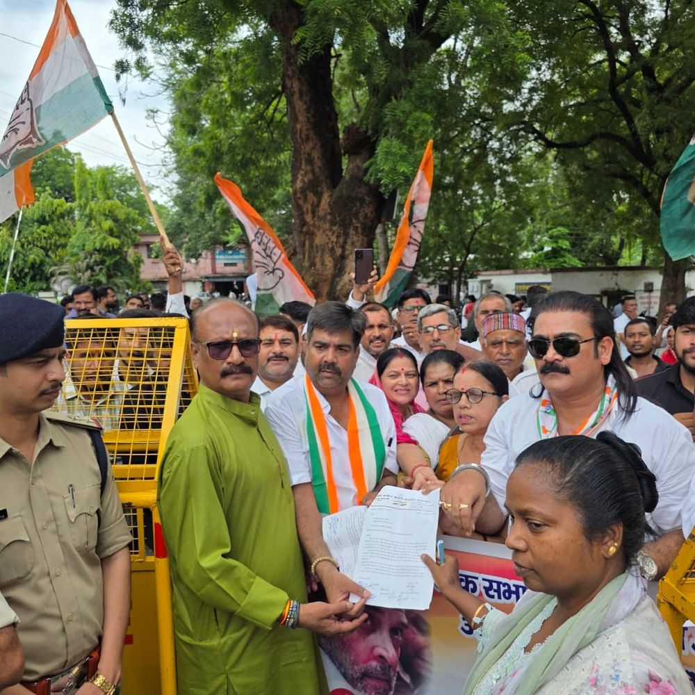 
                 दिल्ली में छात्रों पर लाठीचार्ज, शहडोल कांग्रेस का प्रदर्शन:कहा- शांतिपूर्ण धरना लोगों का संवैधानिक अधिकार, इसे दबाया जा रहा 
            