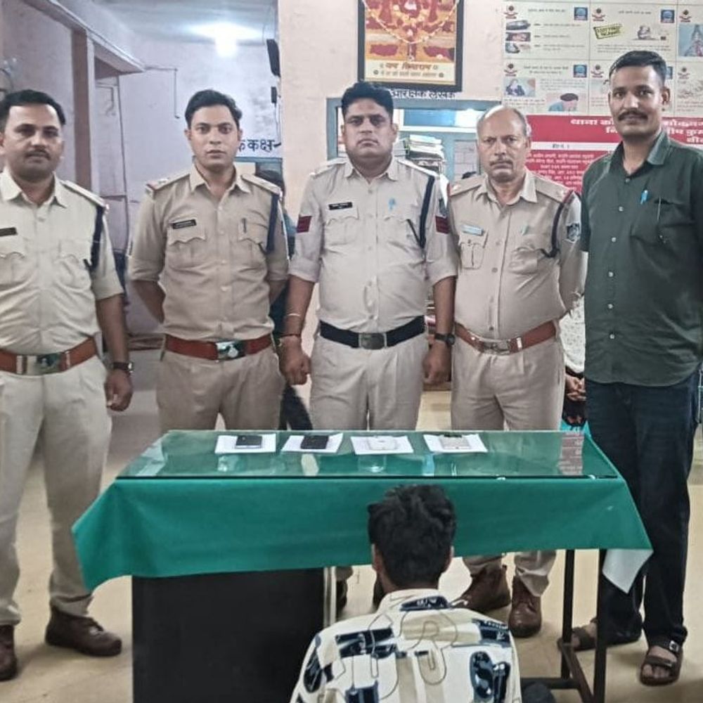 
                 अशोकनगर में मोबाइल शॉप चोरी का 24 घंटे में खुलासा:बीना रेलवे स्टेशन से चोर गिरफ्तार, 80 हजार के मोबाइल बरामद 
            