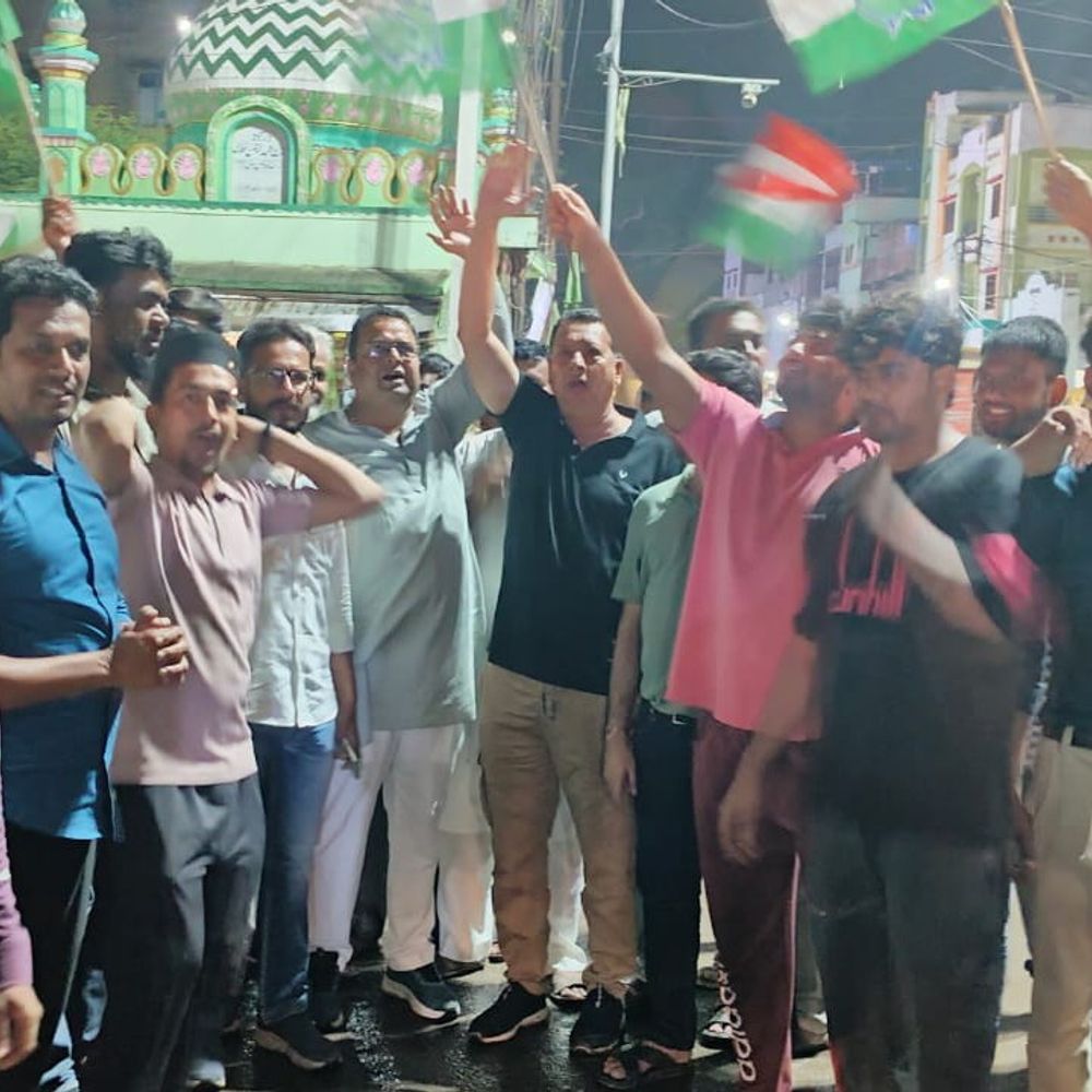 
                 राहुल गांधी की गिरफ्तारी के विरोध में कांग्रेस का प्रदर्शन:जयस्तंभ चौराहे पर जमकर नारेबाजी;कांग्रेस ने केंद्रीय शिक्षा मंत्री के इस्तीफे की मांग दोहराई, निष्पक्ष जांच की उठाई मांग 
            