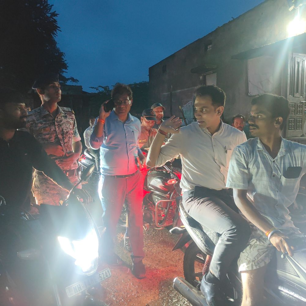
                 कलेक्टर बाइक पर सवार होकर गांव पहुंचे:जलभराव और सड़क की हकीकत का किया निरीक्षण 
            