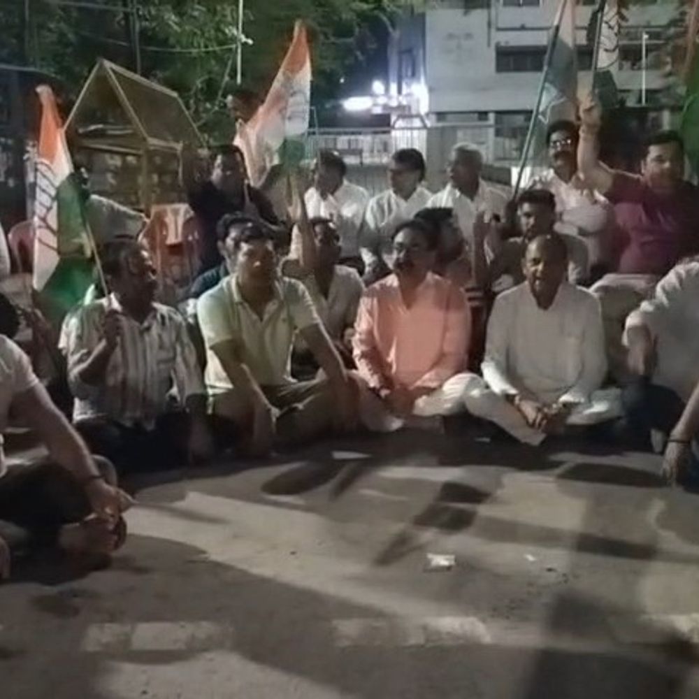 
                 राहुल गांधी की गिरफ्तारी पर कांग्रेस का प्रदर्शन:दमोह समेत सभी विधानसभा क्षेत्रों में विरोध; रिहाई की मांग 
            