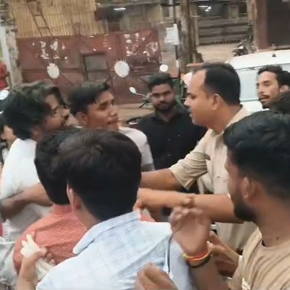 
                 माधव चौक पर प्रदर्शन में हंगामा:भाजपा नेता-प्रदर्शनकारियों में धक्का-मुक्की, पुलिस ने शांत कराया मामला 
            