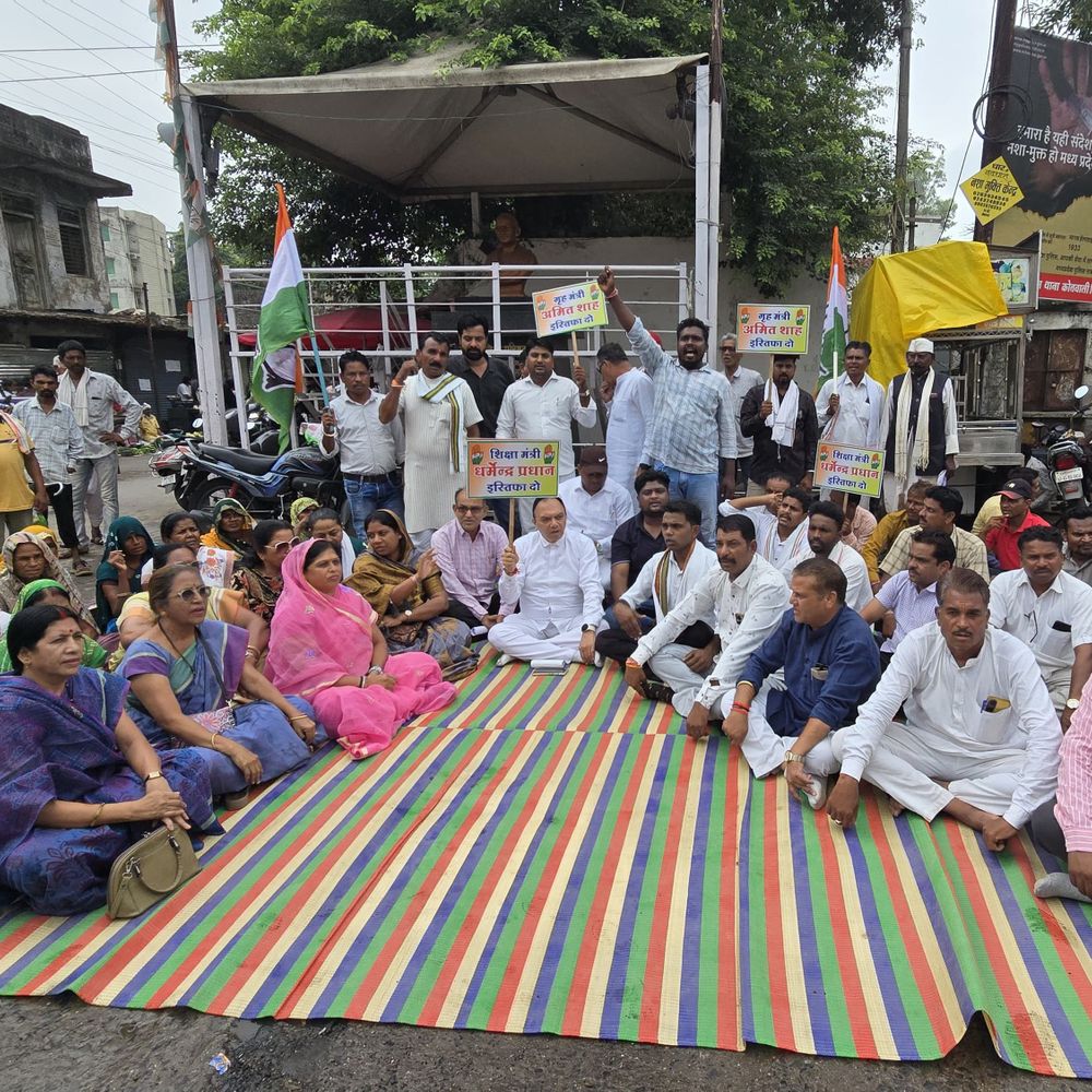 
                 झाबुआ कांग्रेस का गांधी प्रतिमा पर धरना:राहुल गांधी और छात्रों पर कार्रवाई का विरोध; केंद्र सरकार पर तानाशाही रवैये का आरोप 
            