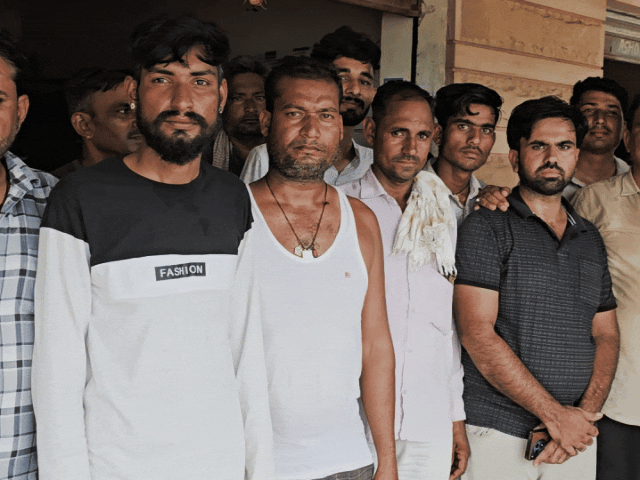 घर-घर जाकर फोन नंबर जुटाने पर विवाद:ग्रामीणों को साइबर ठगी का अंदेशा, युवक बोला- गोसेवा अभियान चला रहे