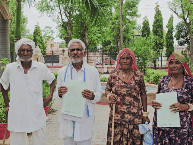 पुश्तैनी जमीन पर कब्जे और नामांतरण का आरोप:पीड़ित परिवार ने कलेक्टर से लगाई गुहार, राजस्व रिकॉर्ड की जांच की मांग