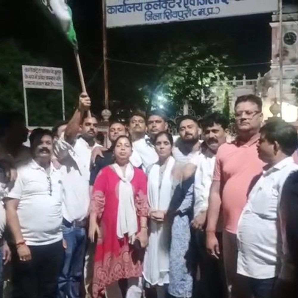 
                 राहुल गांधी की हिरासत के विरोध में कांग्रेस का प्रदर्शन:माधव चौक से कलेक्ट्रेट तक रैली निकालकर केंद्र सरकार का विरोध किया,लोकतांत्रिक अधिकारों की रक्षा की मांग 
            