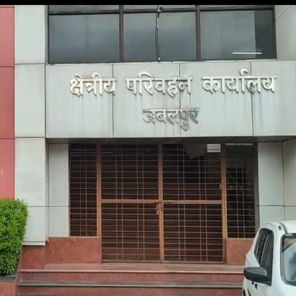 
                 जबलपुर RTO ने 250 अनफिट स्कूल बसें पकड़ीं:सुरक्षा मानकों की अनदेखी पर ₹6.60 लाख का जुर्माना वसूला 
            