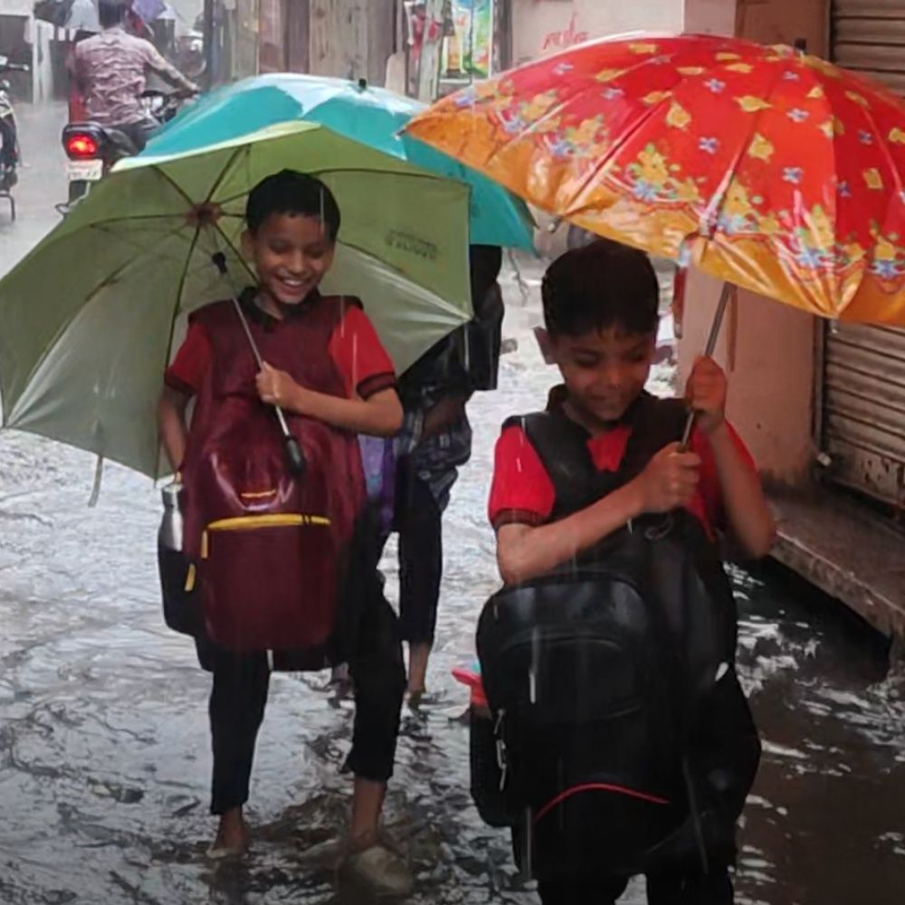 
                 खिलचीपुर में चार घंटे लगातार बारिश से सड़कें बनी तालाब:खेड़ापति हनुमान मंदिर के पास 2 फीट तक भरा पानी; स्कूल जाने वाले बच्चों को हुई परेशानी 
            