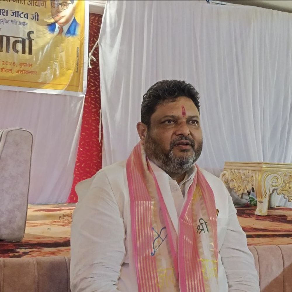 
                 आयोग अध्यक्ष बोले-यहां का शासन नेताओं का पंगु बना है:अशोकनगर में डॉ. कैलाश जाटव बोले- गरीबों की शिकायतें नहीं होती दर्ज, पट्टे की जमीनों की होगी जांच 
            