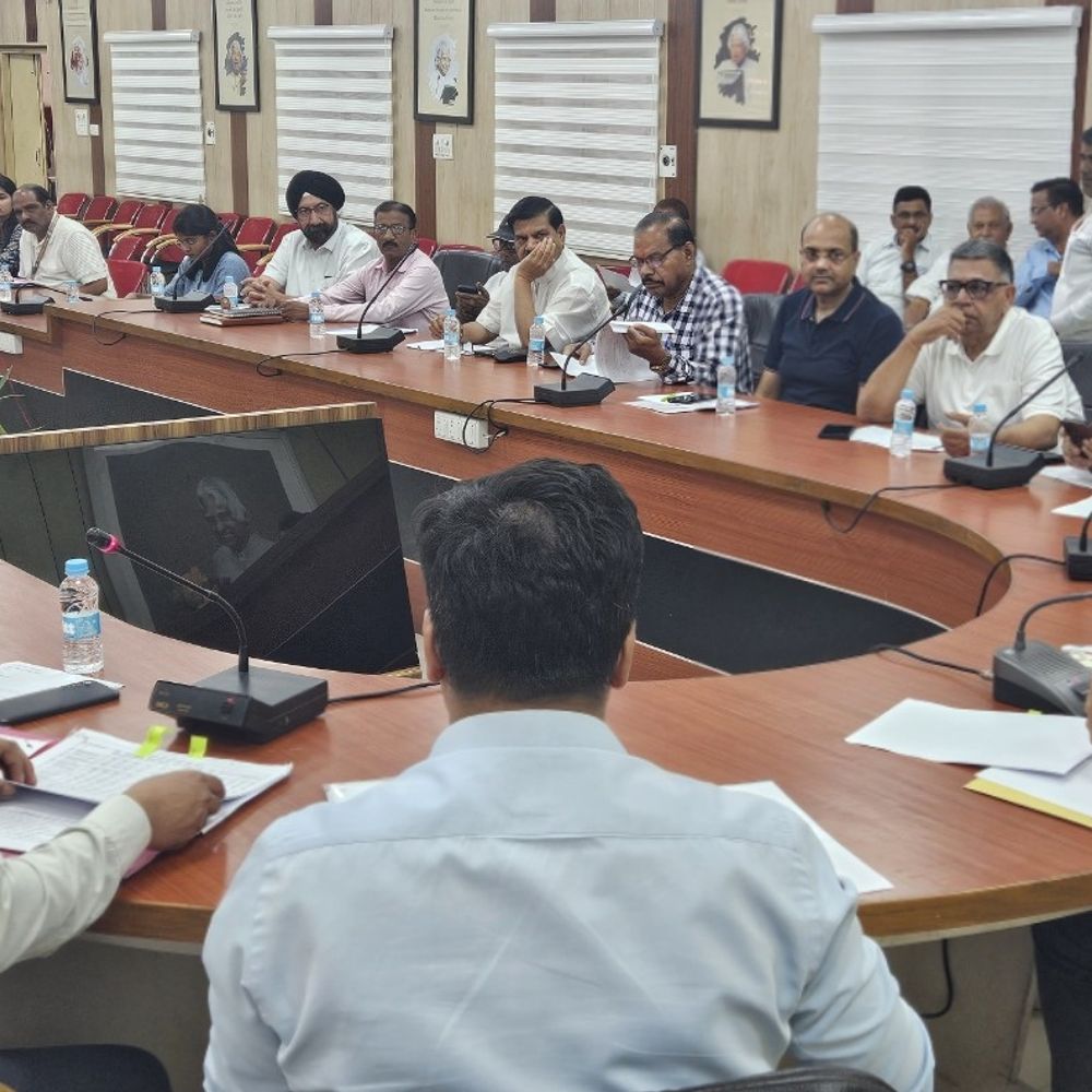 लखनऊ में निवेश मित्र पोर्टल के 70 मामले लंबित:उद्योग बंधु समिति की बैठक में LDA समेत कई विभागों को फटकार, जल्द निस्तारण के निर्देश