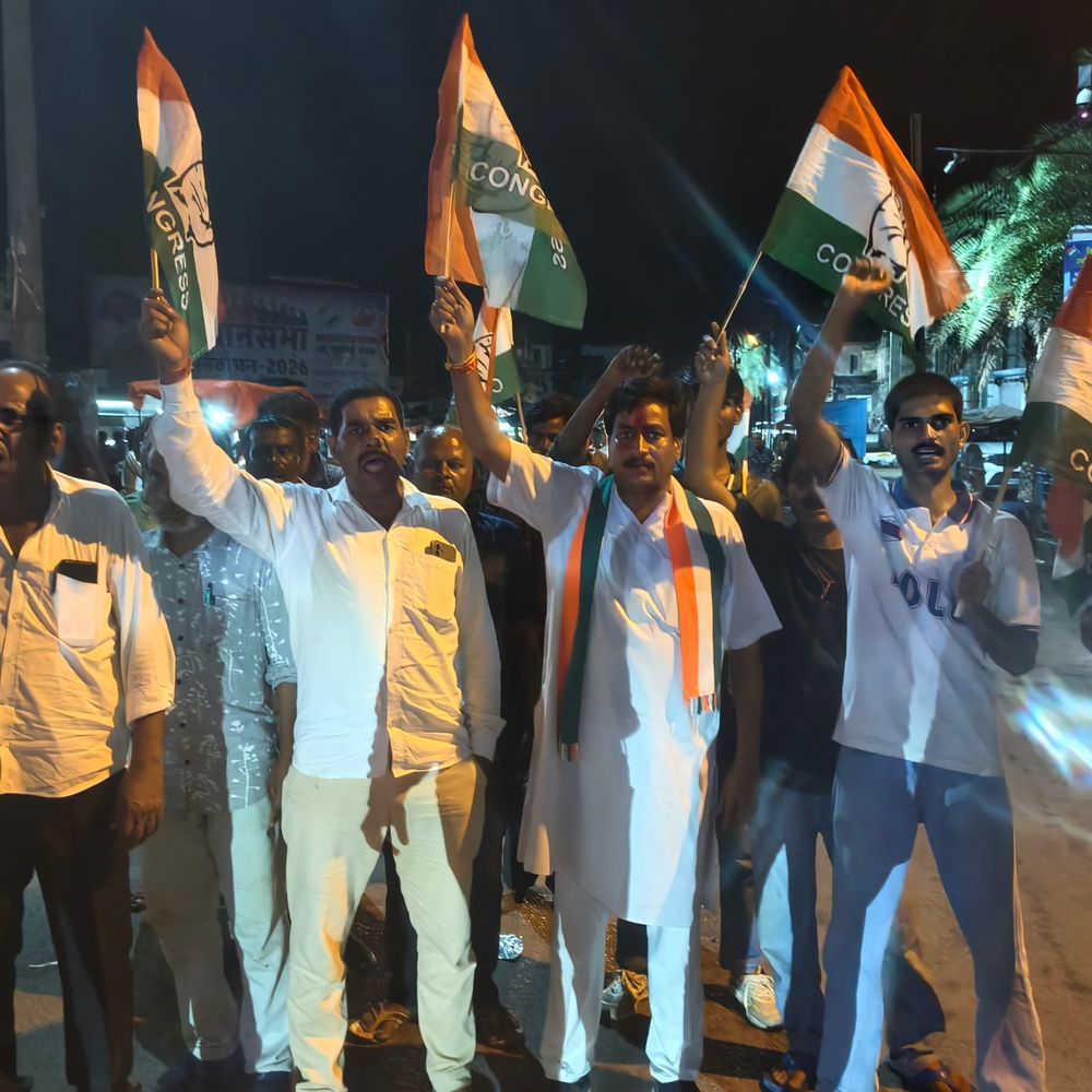 
                 दतिया में कांग्रेस का प्रदर्शन:राहुल गांधी की गिरफ्तारी के विरोध में सड़क पर उतरे कार्यकर्ता, केंद्र सरकार के खिलाफ की नारेबाजी 
            