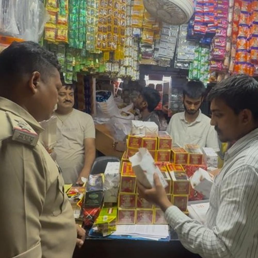 
                 मंडला में दो दुकानों से लाखों की नकली सिगरेट जब्त:नीलेश और पमनानी ट्रेडर्स पर छापामार कार्रवाई; दोनों के संचालकों पर केस 
            