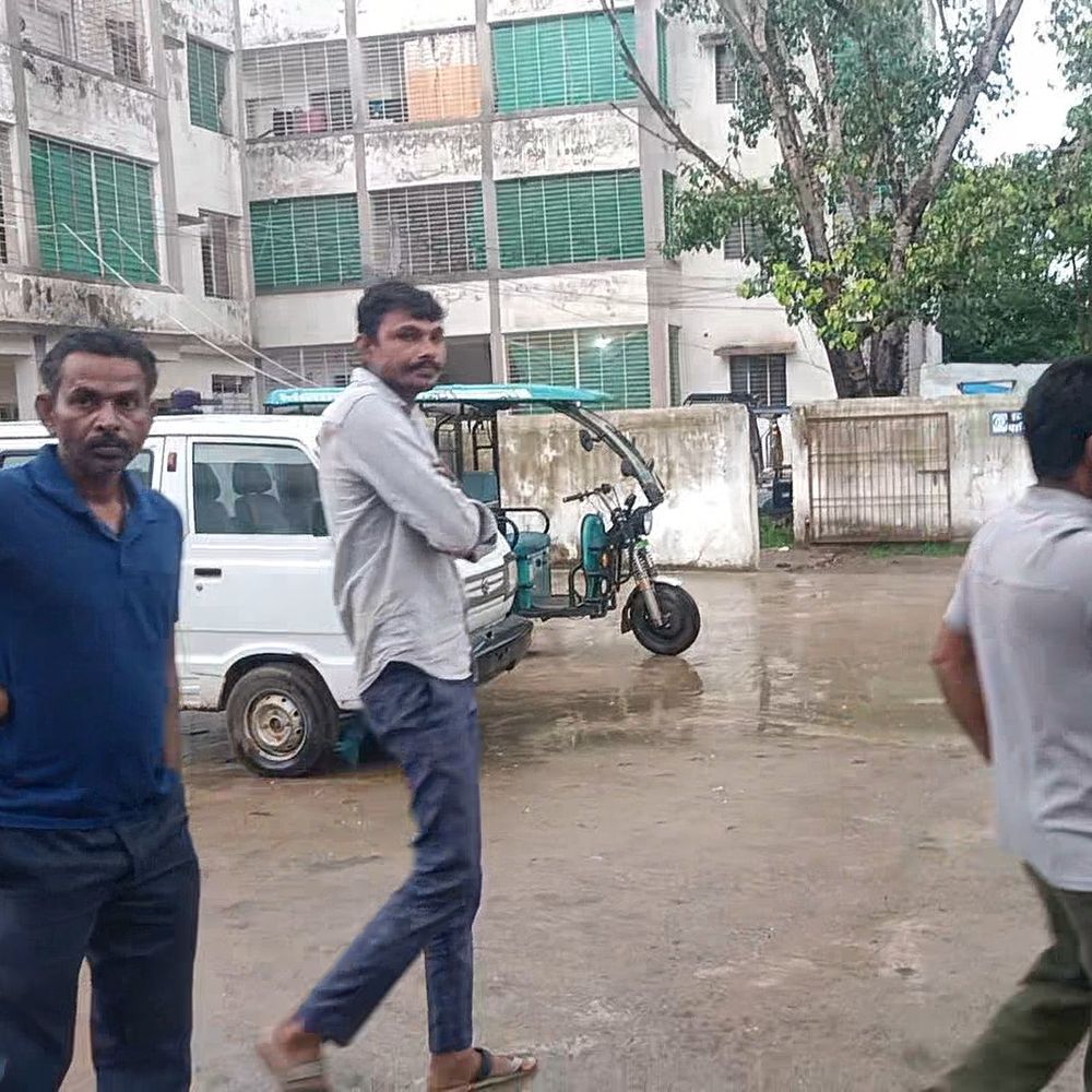 
                 भैंस को बचाने गए व्यक्ति की करंट से मौत:मऊगंज में बिजली पोल से फैला करंट; भैंस को तड़पता देख बचाने गए थे 
            
