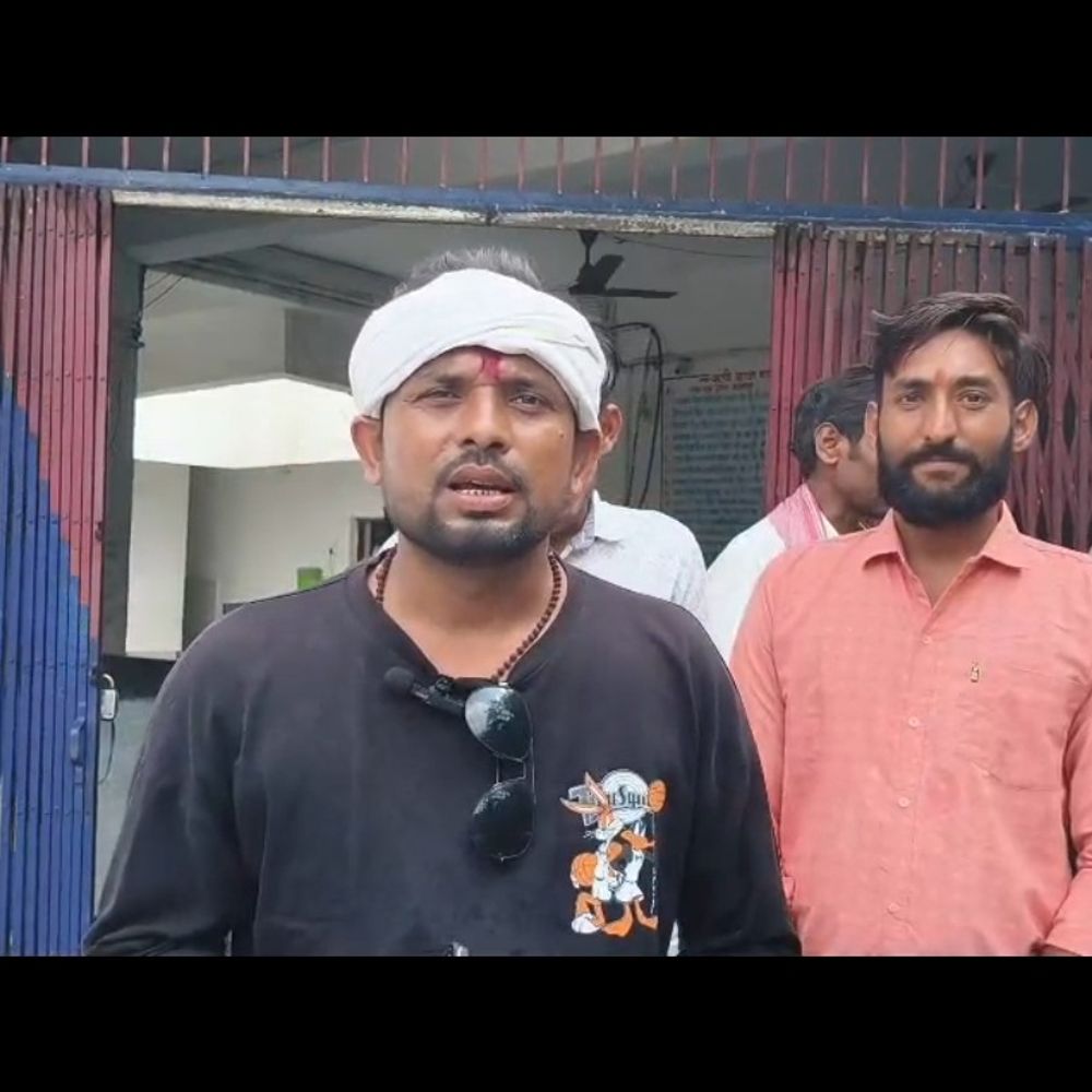 
                 छतरपुर में दृष्टिहीन को चिकन खिलाने का VIDEO, विरोध शुरू:यूट्यूबर के खिलाफ शिकायत; आरोपी बोला- उसने खुद खाने की इच्छा जताई थी 
            