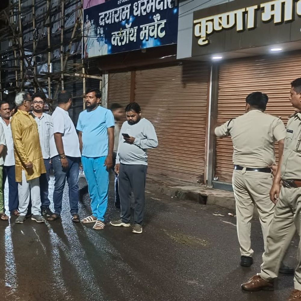 
                 राहुल गांधी की गिरफ्तारी पर कांग्रेस का प्रदर्शन:सड़कों पर उतरे कार्यकर्ता; छात्रों के सम्मान में मैदान में के लगाए नारे 
            