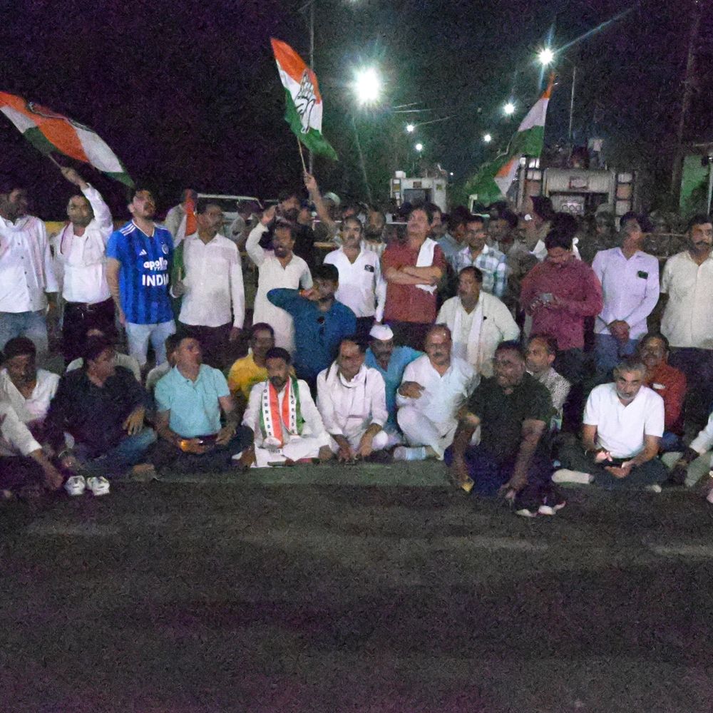 
                 राहुल गांधी की गिरफ्तारी पर विदिशा में कांग्रेस का धरना 
            