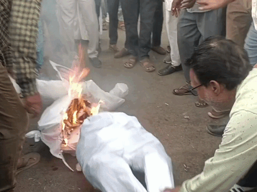 कांग्रेसियों ने फूंका धर्मेंद्र प्रधान का पुतला:विपक्षी सांसदों की गिरफ्तारी व पेपर लीक के विरोध में कांग्रेस का प्रदर्शन
