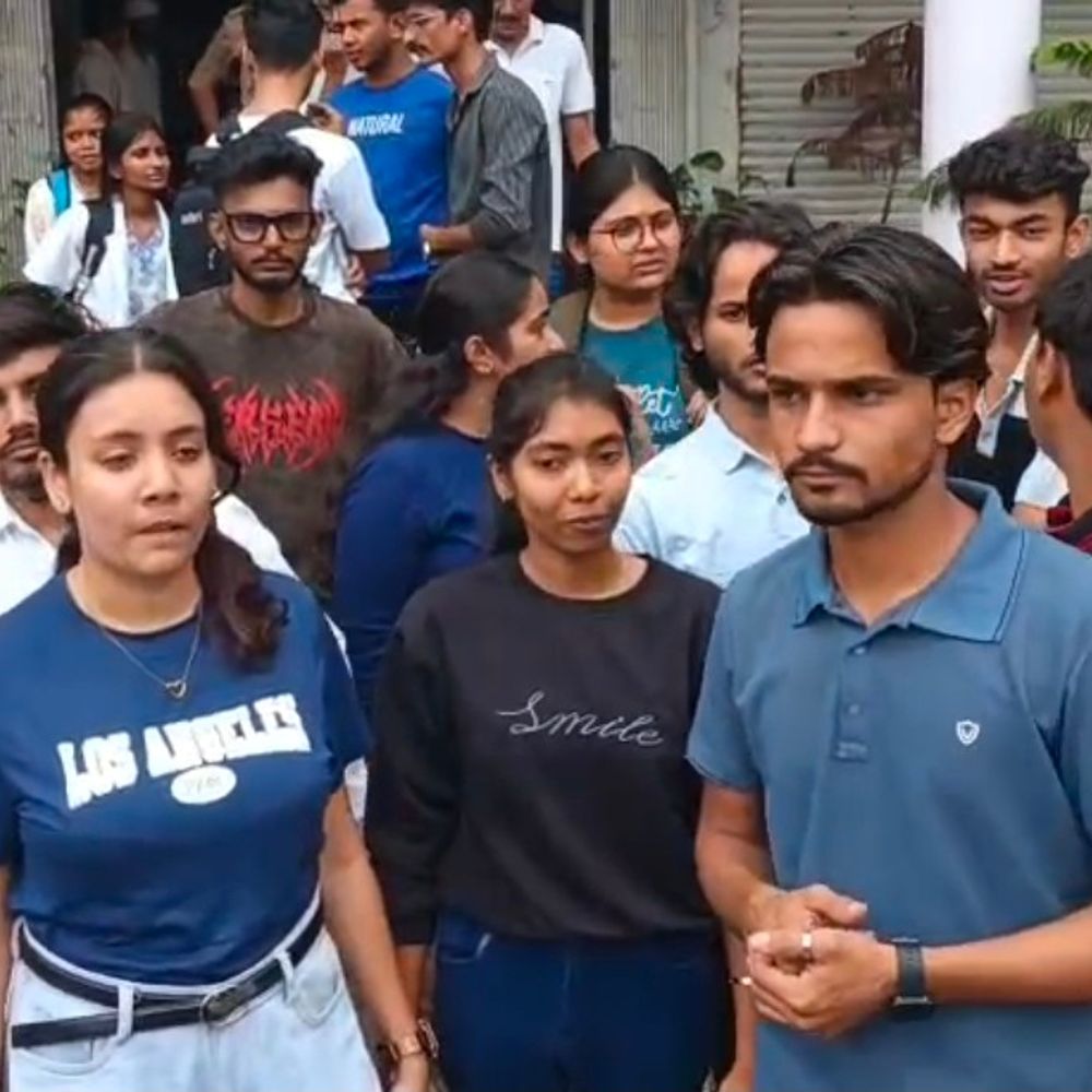 
                 एनरोलमेंट नहीं, परीक्षा भी छूटी: कॉलेज में जड़ा ताला:मैनेजमेंट कोटे के 42 विद्यार्थी डेढ़ साल बाद भी पंजीयन से वंचित, हंगामे के बाद पुलिस पहुंची 
            