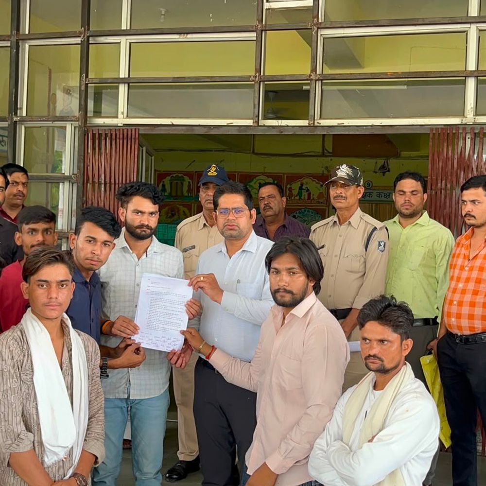 
                 श्योपुर में ओबीसी छात्रावास छात्रों का कलेक्ट्रेट पर प्रदर्शन:बोले- हॉस्टल के बाथरूम के दरवाजे टूटे, परिसर में जलभराव होता 
            