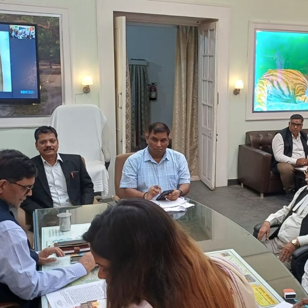 पीलीभीत में अधिवक्ताओं को किया गया नजरबंद:डीएम-एसपी से मिलकर अधिवक्ताओं ने दर्ज कराई नाराजगी