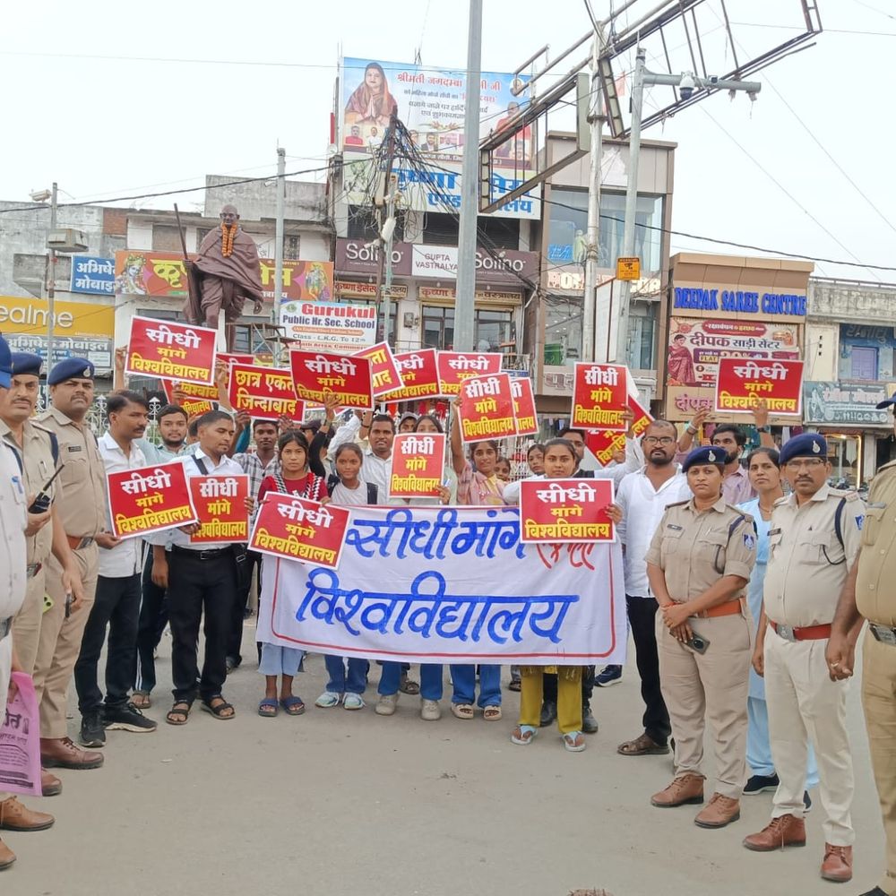 
                 सीधी में विश्वविद्यालय की मांग को लेकर प्रदर्शन:गांधी चौराहा से कलेक्ट्रेट तक छात्रों ने निकाला मार्च; तहसीलदार को दिया ज्ञापन 
            