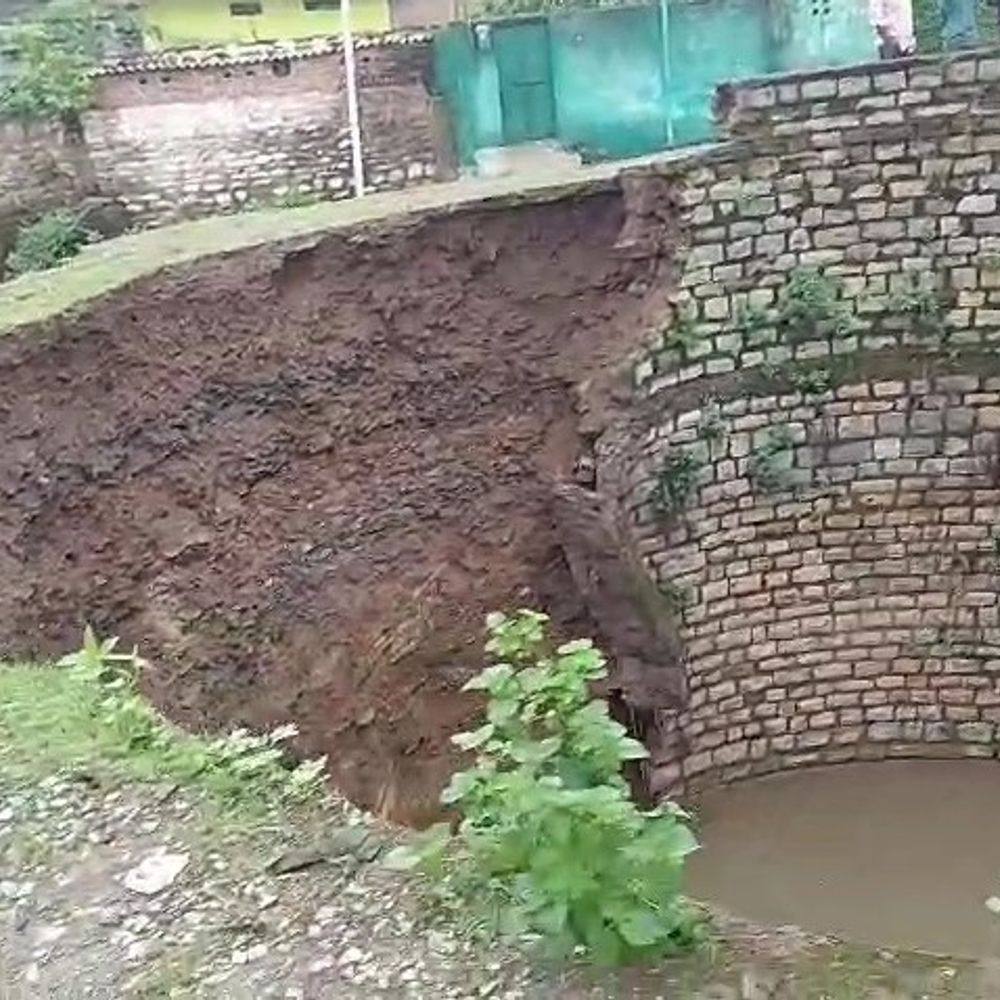 
                 नरसिंहगढ़ में बारिश से 15 साल पुराना कुआं धंसा:देर रात बाउंड्री और मिट्टी भीतर समाई; सुबह जानकारी मिलने पर जुटे ग्रामीण 
            
