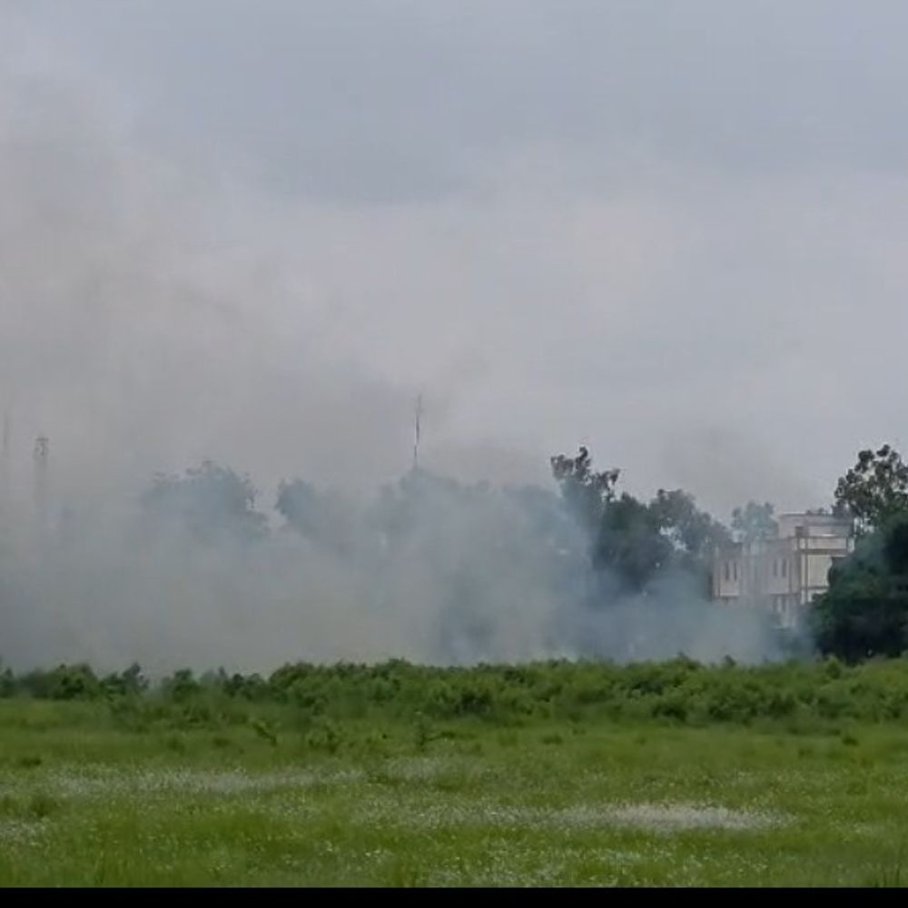 अंबेडकरनगर हवाई पट्टी परिसर में हाई वोल्टेज तार टूटकर गिरा:सूखी झाड़ियों ने पकड़ी आग, फायर ब्रिगेड ने समय रहते काबू पाया