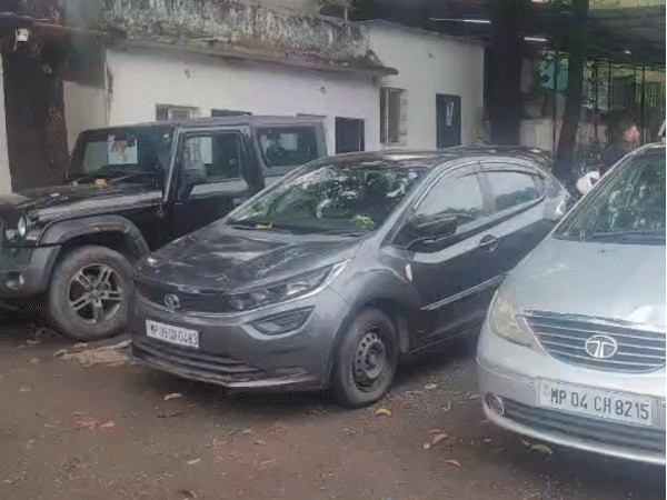 
                 भोपाल के पॉश इलाकों में विदेशी शराब की सप्लाई:आबकारी विभाग ने पति-पत्नी समेत 4 को पकड़ा; 30 लाख की शराब, 4 कारें जब्त 
            