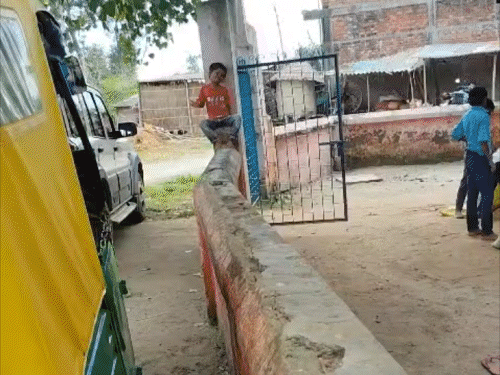 स्कूल में बोरियों में बालू भरते दिखे बच्चे, VIDEO:बेतिया में अभिभावक बोले-'पढ़ाई के समय काम कराया जा रहा',BEO जांच को पहुंचे