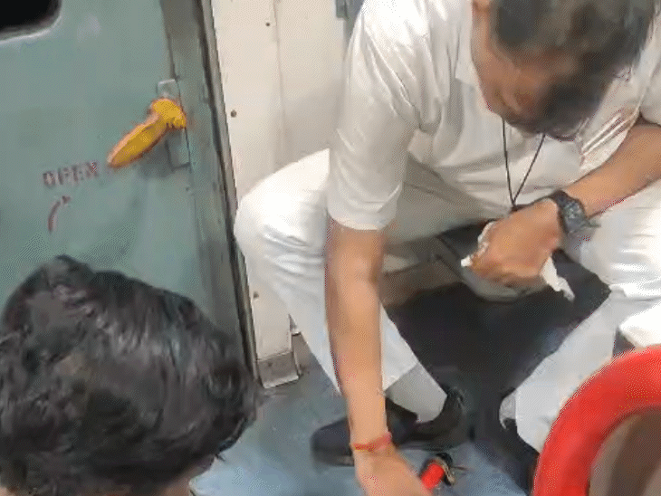 
                 ट्रेन में चढ़ने की घबराहट में गिरा यात्री, बचाया:इटारसी रेलवे स्टेशन की घटना; चोरी हुए बैग को ढूंढते समय हादसा 
            