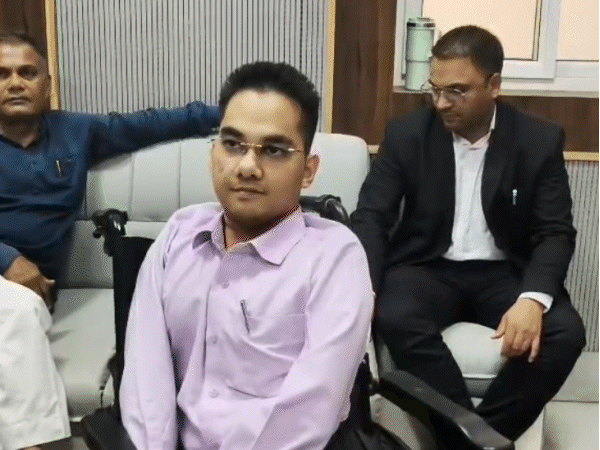 
                 जबलपुर के नए डिप्टी कलेक्टर ने किया ज्वाइन:पहले दिन सुनीं जनता की समस्याएं; 78% अस्थि बाधित-20% दृष्टिबाधित हिमांशु बोले-दूसरे अटेंप्ट में बना डिप्टी कलेक्टर 
            