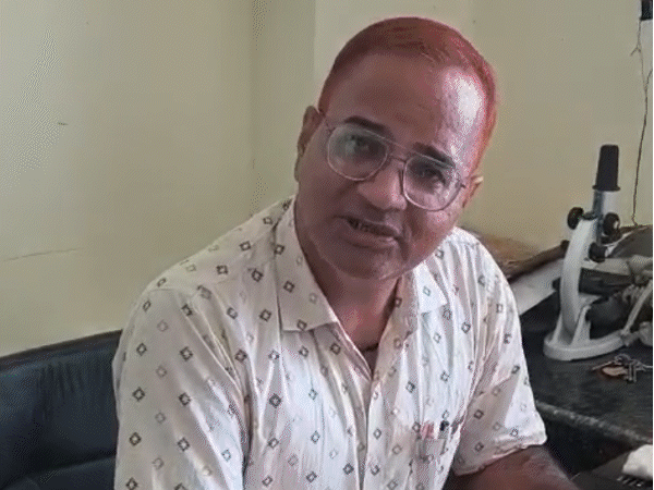
                 पीएमश्री स्कूल टीचर पर पॉक्सो का केस:बैड टच-आपत्तिजनक बातों का आरोप; छात्राओं से कहते थे- कॉपी कवर जैसे तुम्हारे भी कपड़े उतरवा दिए जाएंगे 
            