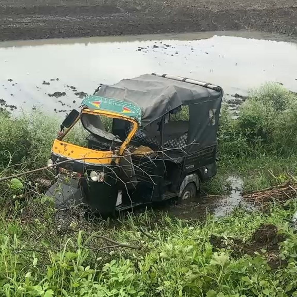 
                 पिकअप ने ऑटो को टक्कर मारी, 7 लोग घायल:रायसेन में गुस्साए लोगों ने चालक को पीटा; पुलिस ने बचाकर अस्पताल पहुंचाया 
            