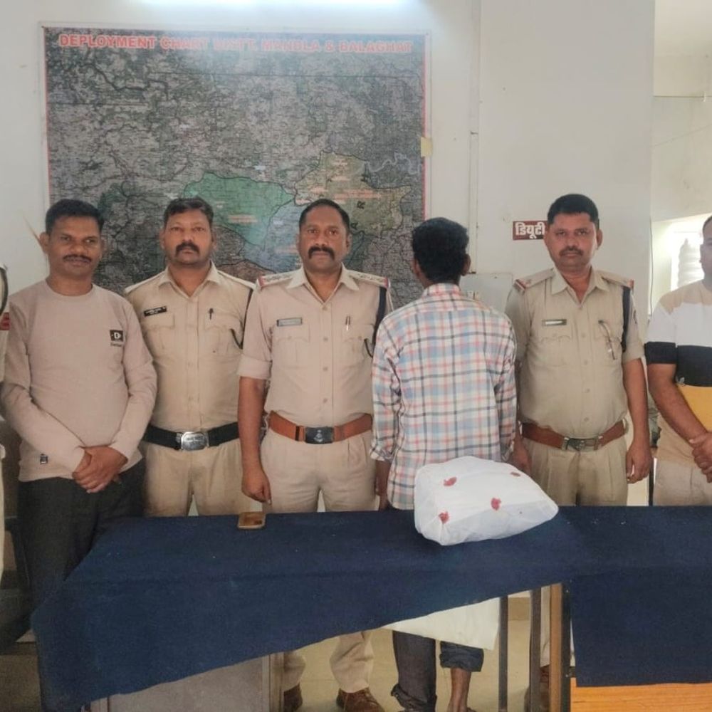 
                 2 किलो गांजे के साथ आरोपी गिरफ्तार:मंडला में घर के सामने बने स्टोर रूम रखे थे, छपरतला गांव का रहने वाला 
            