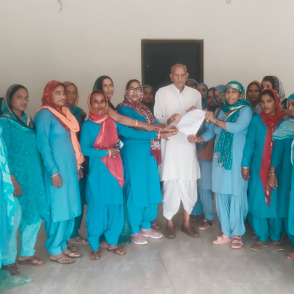 आशा सहयोगिनियों ने विधायक खैरिया को सौंपा ज्ञापन:न्यूनतम मानदेय वृद्धि, पेंशन सहित कई मांगें उठाईं