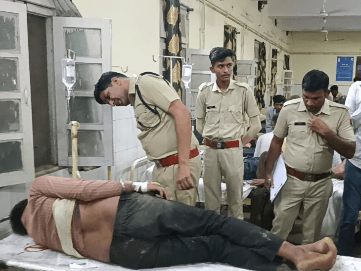 दुकान से घर लौट रहे युवक को मारी गोली:2 बाइकों पर सवार 5 बदमाशों ने रास्ते में की फायरिंग, घायल की हालत गंभीर