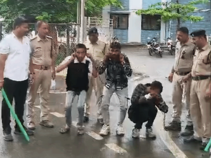 
                 शिकायत करने थाने पहुंचा युवक ही निकला चोर, तीन गिरफ्तार:खून से हुई पहचान, सैलून चोरी का मामला; टीवी, इन्वर्टर समेत लाखों का माल बरामद 
            