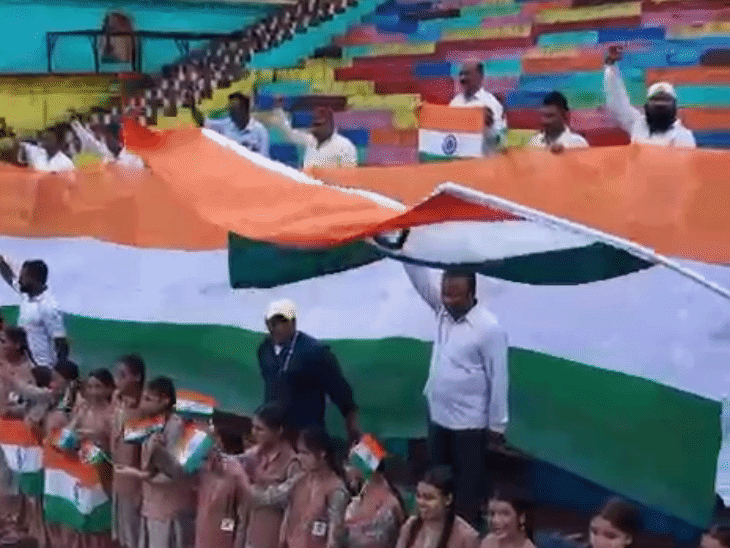 
                 मां नर्मदा किनारे 100 फीट लंबा तिरंगा लहराया, VIDEO:नर्मदापुरम में तिरंगा अंगीकार दिवस मना, बच्चों को राष्ट्रीय प्रतीक से जोड़ने पहल 
            