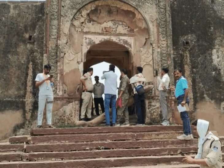 
                 नरवर किले की 400 साल पुरानी तोप चोरी, तलाश राजस्थान:शिवपुरी और करौली पुलिस का संयुक्त सर्च ऑपरेशन जारी 
            